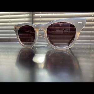 Equipment Jane Wayfarer Sunglasses in Olive👓